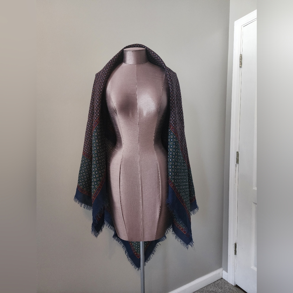 Authentic Vintage Gucci Elegant Patterned Shawl - image 2